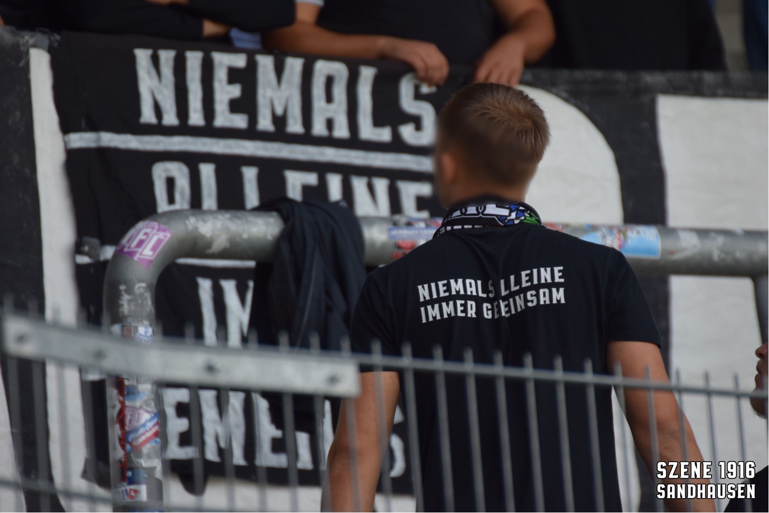 Szene1916 NIEMALS ALLEINE IMMER GEMEINSAM